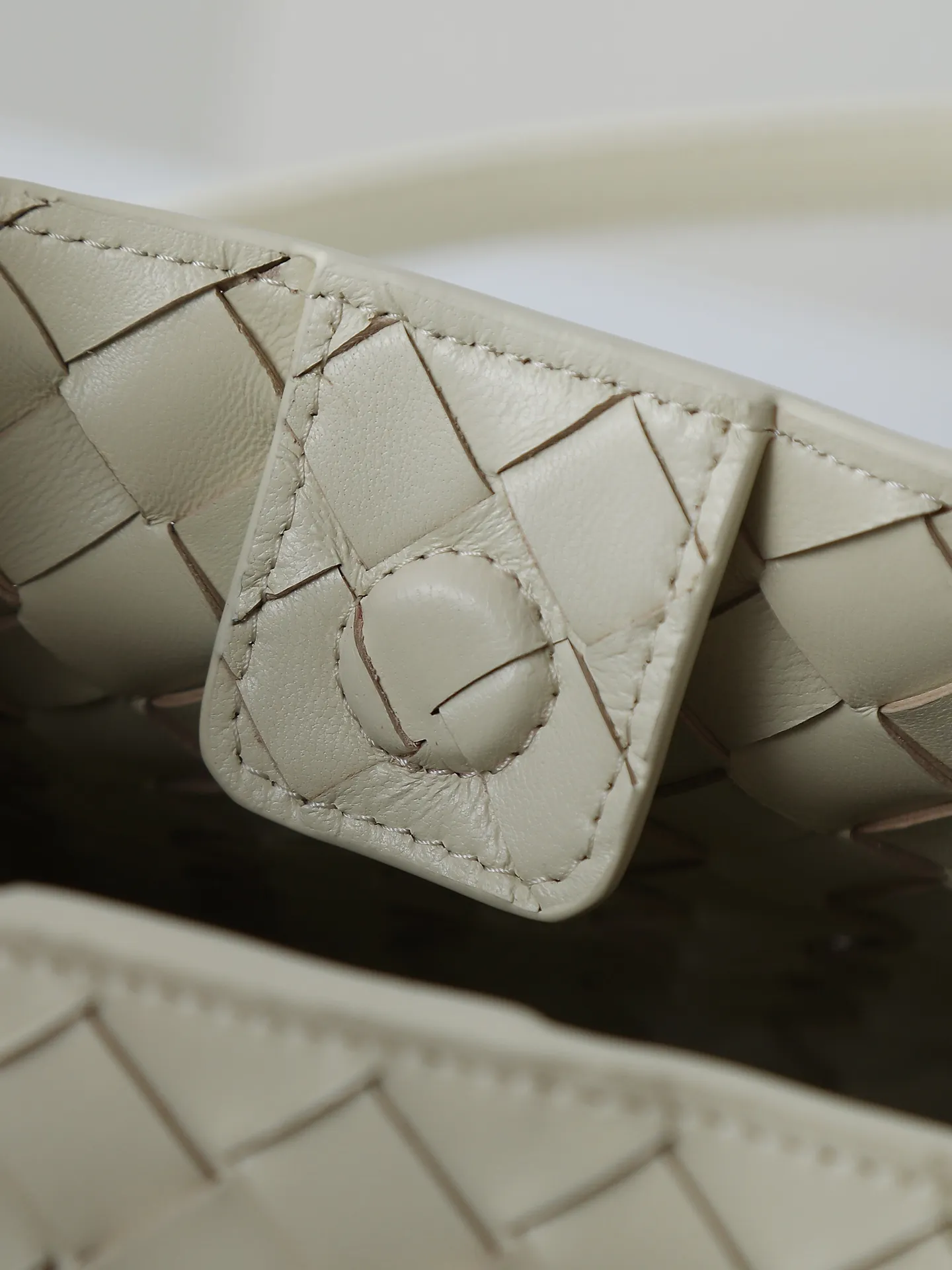 1300. BV's new intrecciato woven leather shoulder bag 🪂 835921 comes with a detachable diagonal shoulder strap and comes with a mini bag inside. The appearance retains the unique design of BV woven leather. The parachute bag is a bag that makes people fall in love before seeing the real thing. The small golden knot embellishment is full of simple and high-end sense to meet your needs in different occasions. Size: 29.5X18.5X17.5cm